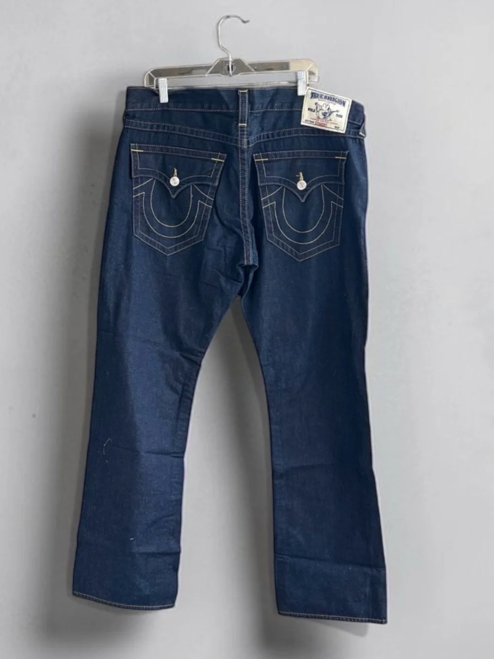 Men ‘s True Religion Dark Wash Denim Jeans Straight with Contrast Stitching